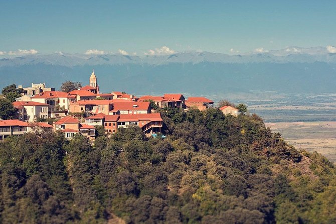 3 day tours in Georgia - Day 1: Ananuri Fortress and the road to Gudauri
