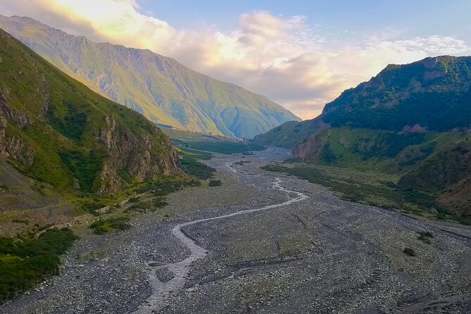 A day trip to Great Caucasian mountains - Gudauri, lunch, and the Friendship of Nations monument