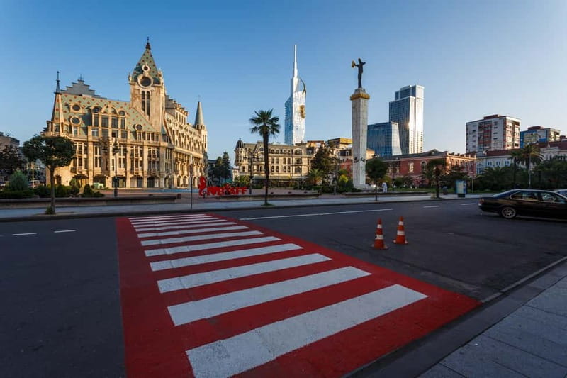 Batumi: Guided Walking Tour - Ali and Nino, Batumi’s moving sculpture