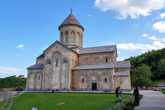 Best of Georgia - 3 or 4 days private tour with transfers and guide - Signagi, Bodbe, and bread from a tone oven