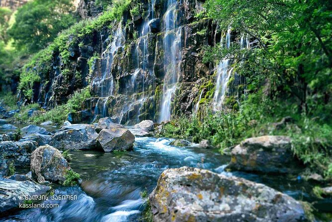 Dashbashi Canyon. The village of Asureti and Didgori monument. - Group Size, Guiding, and the Main Risk