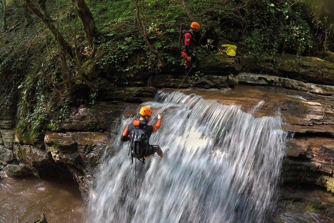 Dzmuisi Canyoning - The 9:00 am start and the walk into the valley