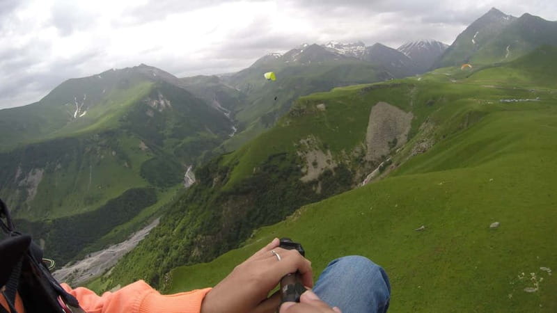 Georgia: Paragliding tandem flight in Gudauri with video - The landing and return to Gudauri