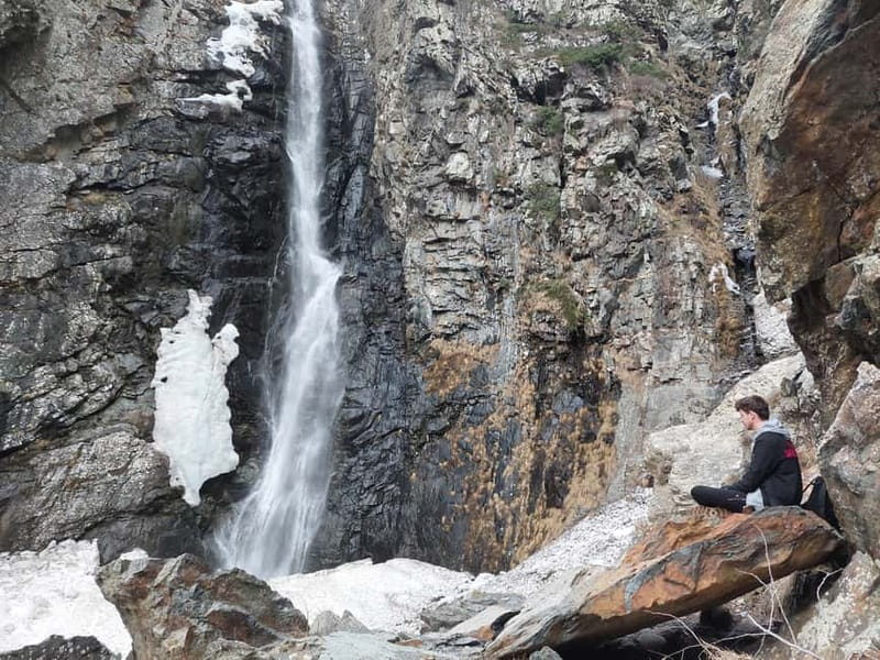 Kazbegi: Gveleti Waterfall Guided Hike - Walking through the green gorge