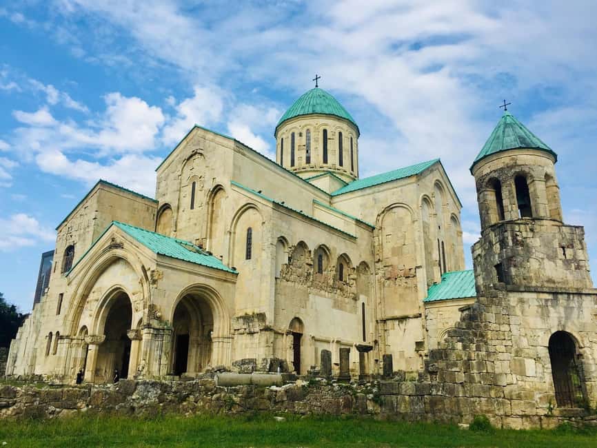 Kutaisi: Bagrati, Gelati, & Motsameta Monastery Guided Tour - Gelati Monastery, medieval art, and the Academy