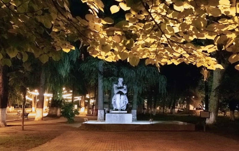 Kutaisi: Historic Walking Tour with Guide, 3 Hours - The Green Market and Kutaisi’s everyday center