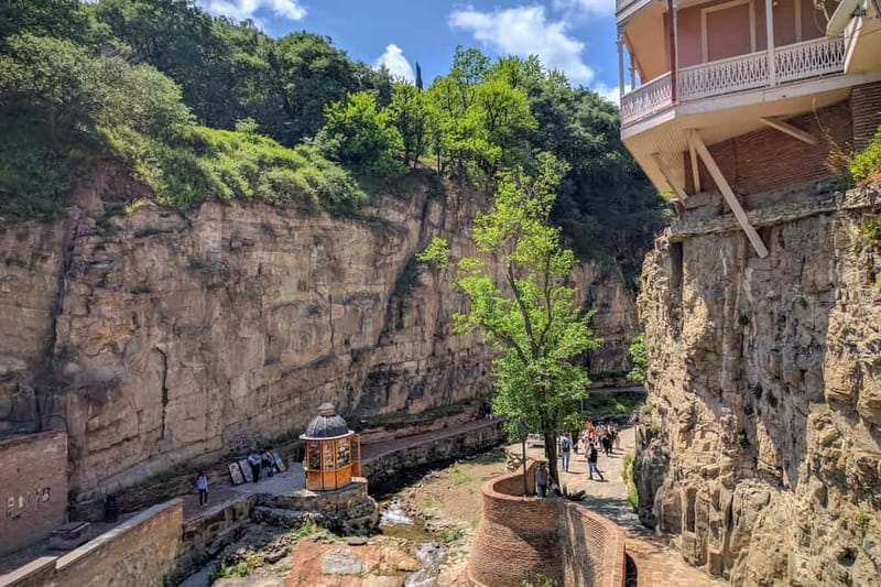 Old Tbilisi Highlights Walking Tour with Wine & 10 Tastings - The guides make the difference