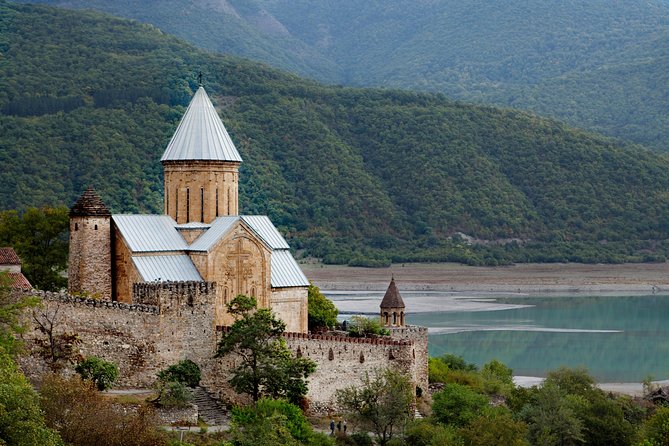 Private 1-Day Tour to Kazbegi & Gergeti Trinity Church - What the private vehicle changes