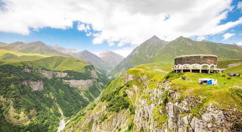 Tbilisi: Day Trip to Kazbegi, Gudauri, Gergeti, and Ananuri - Pasanauri and the proper khinkali break