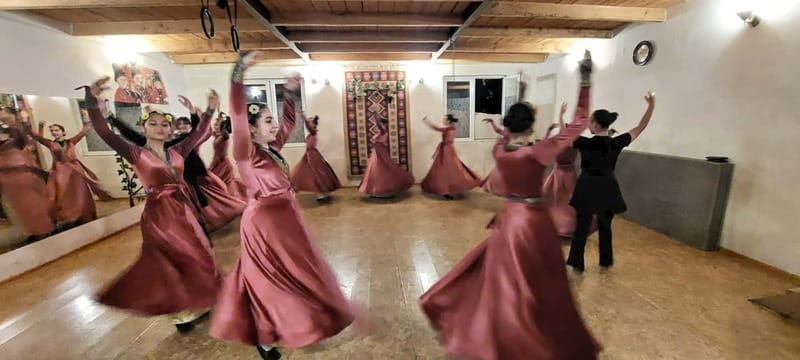 Tbilisi: Georgian Traditional Folklore Show in the city - The food and wine set the tone
