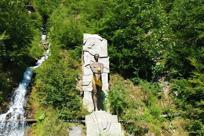 Tbilisi-Kutaisi-Batumi Tour in Georgia 8 Days/7 Nights - Day 3: the Georgian Military Road to Stepantsminda