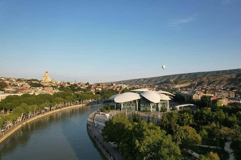 Tbilisi: Old&New City Guided Tour w/ 13 Tastings & Cable car - The Peace Bridge and Rike Park