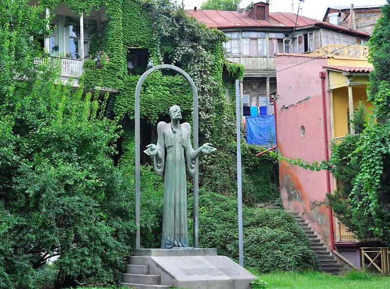 Tbilisi: Old&New City Guided Tour w/ 13 Tastings & Cable car - Old neighborhoods and Meidan Bazar