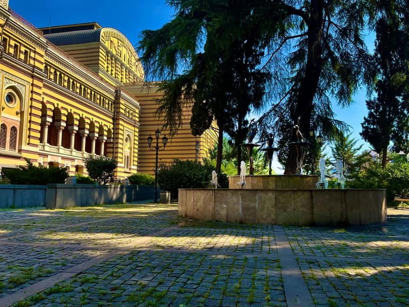 Tbilisi: Old & New City Guided Tour with 15 Tastings & Wine - Guide quality and the value of local conversation