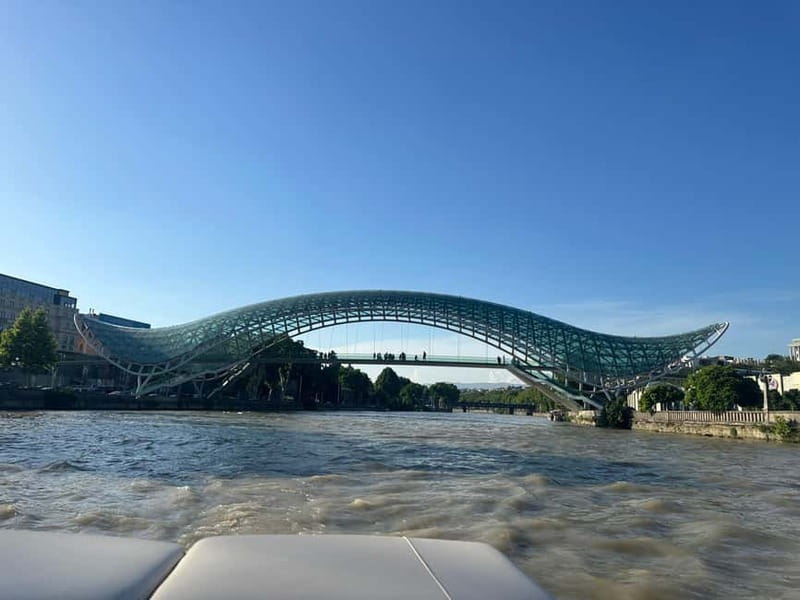 TBILISI: Private, exclusive Boat Ride & with Welcome Drink - Passing the Bridge of Peace