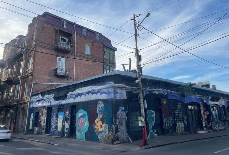 Tbilisi: Street Art & Dezerter Bazaar Tour w/ Tastings - What the guide adds to the experience